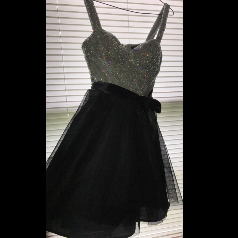 Dress - Picture 2 of 4